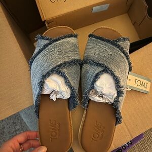TOMS Women's Denim Blue Frayed Crossband Slide Sandals